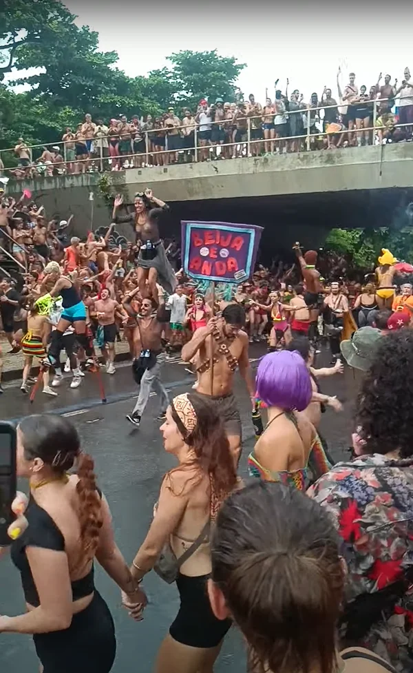Ambiente de bloco de rua en Río de Janeiro con mucha gente y energía de Carnaval