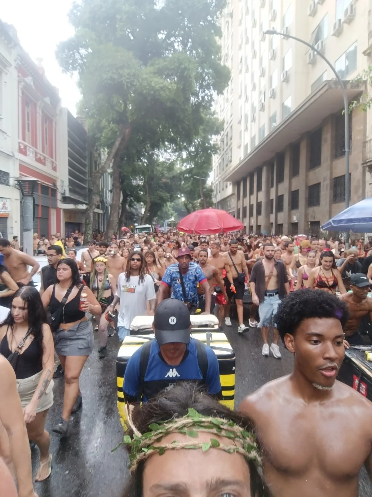 Multitud siguiendo un bloco de Carnaval en Río de Janeiro