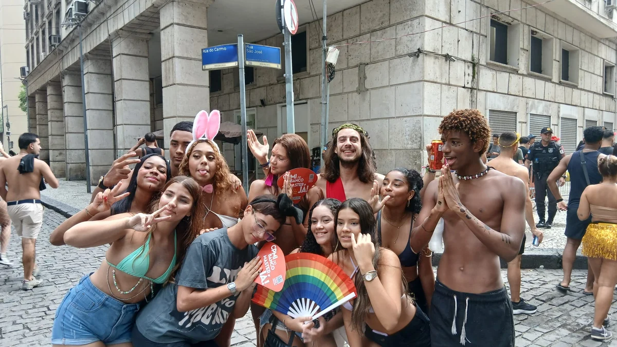 Víctor con gente del bloco durante el Carnaval de rua en Río de Janeiro