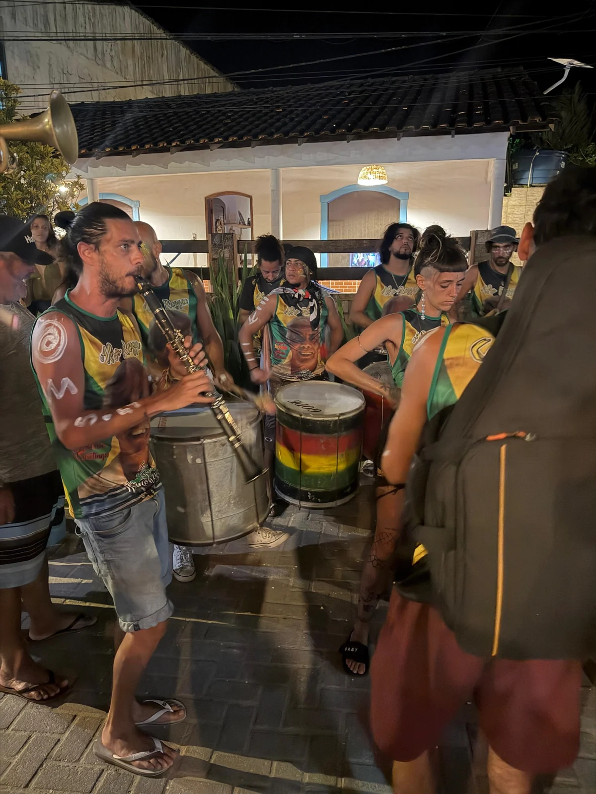 Víctor tocando el clarinete dentro de un bloco en Río de Janeiro