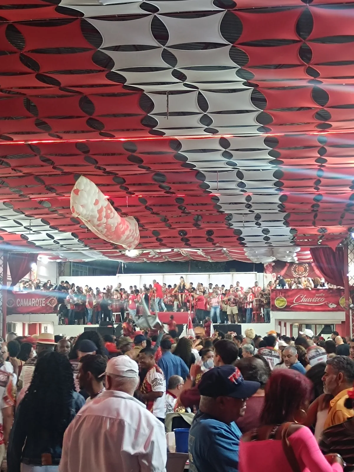 Ambiente en Estácio de Sá durante una actividad vinculada al samba