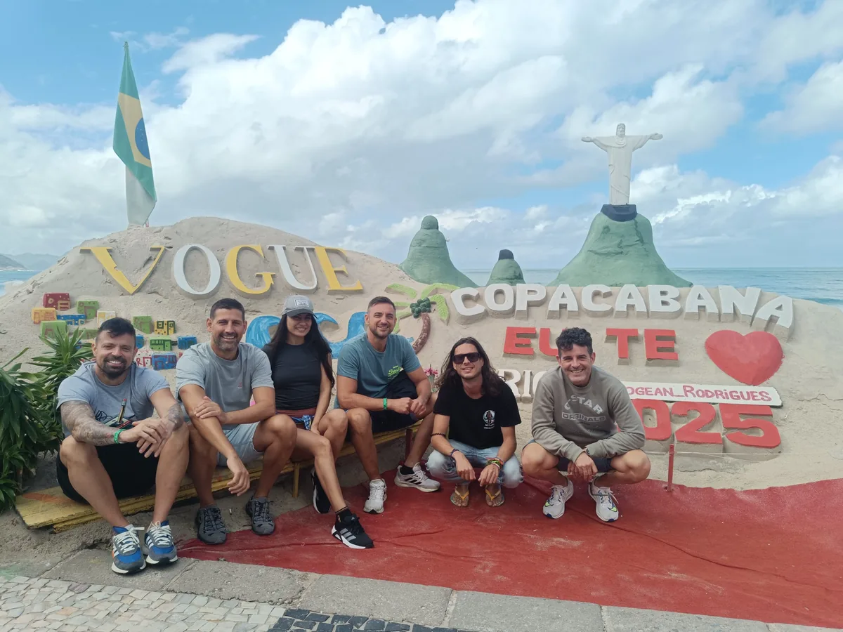 Grupo de viajeros de Instinto Mochilero en Copacabana