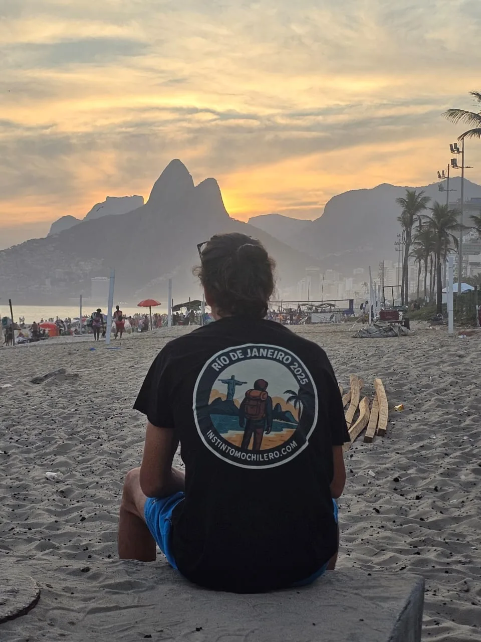 Instinto Mochilero frente al paisaje de Ipanema