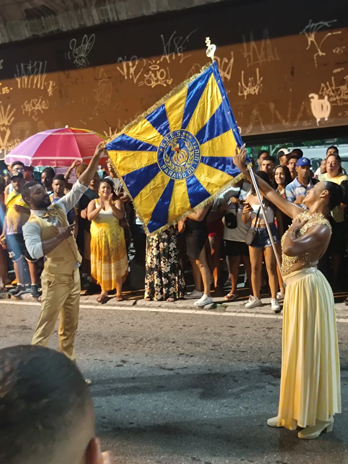 Ensayo de rua de una escola de samba en Río de Janeiro