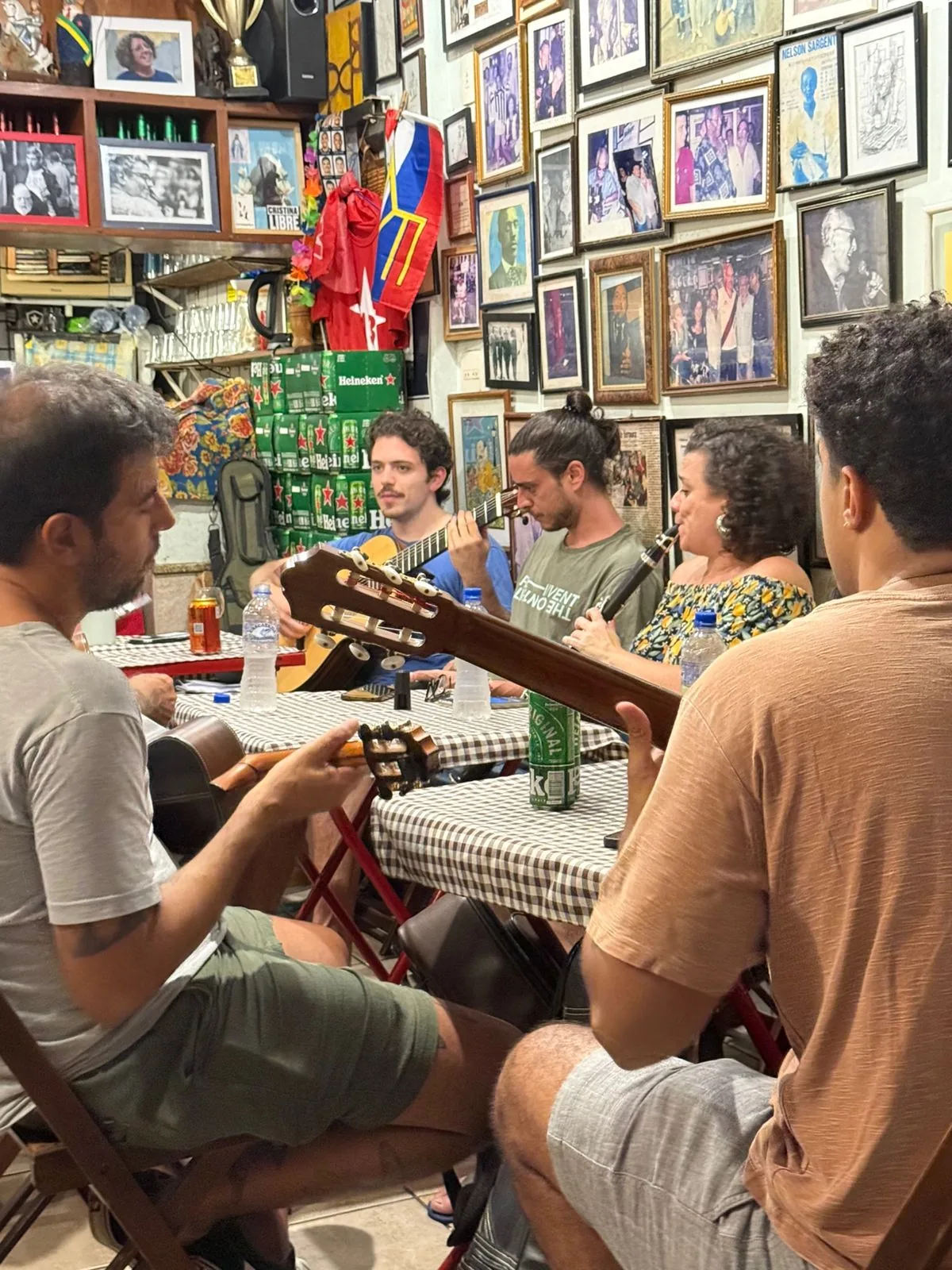 Roda de música brasileña con clarinete y guitarras