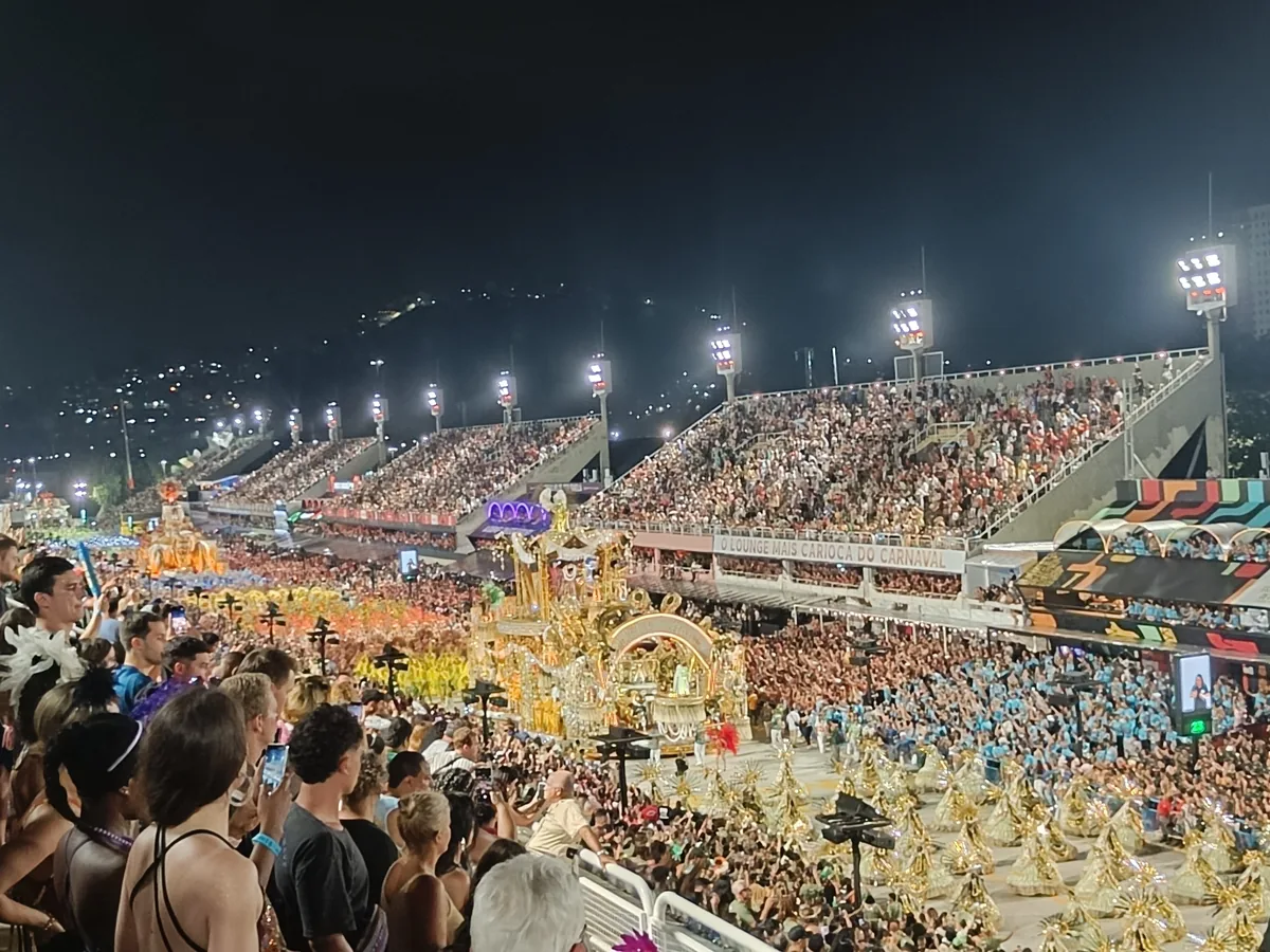 Desfile de una escola de samba visto desde las gradas del Sambódromo