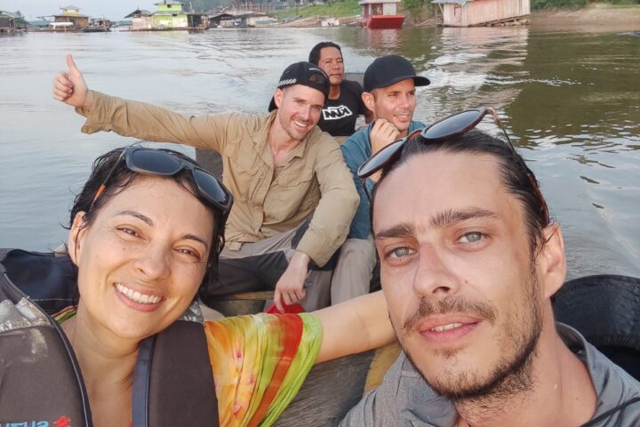 Equipo amazonas por mitad del río camino a Puerto Nariño Instinto Mochilero