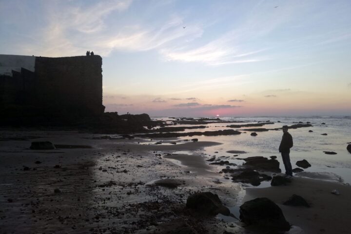 Atardecer en playa empedrada Assilah norte de Marruecos - Instinto Mochilero