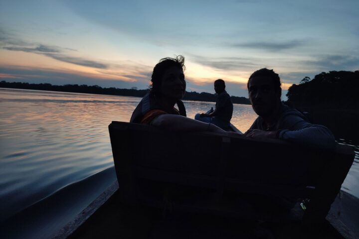 Contrastes del atardecer en el lago Tarapoto, Amazonas (Colombia) - Instinto Mochilero