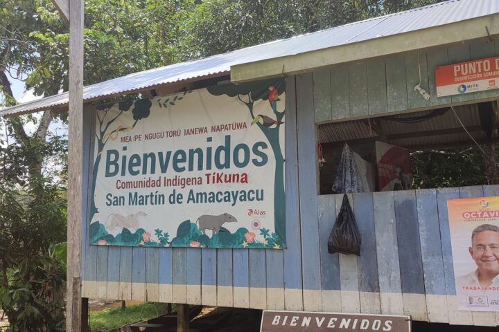 Cartel de bienvenida a San Martín de Amacayacu, Amazonas (Colombia) - Instinto Mochilero