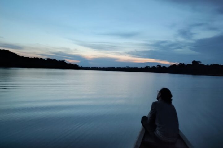 Atardecer con contrastes en mitad del río Amazonas (Colombia) - Instinto Mochilero