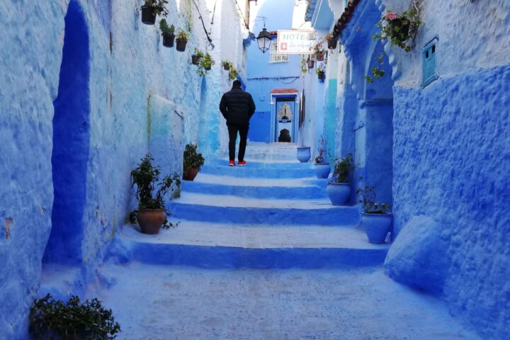 Callejón azul Chefchaouen norte de Marruecos - Instinto Mochilero