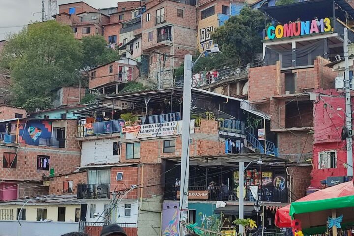 Calles Comuna 13, Medellín (Colombia) - Instinto Mochilero