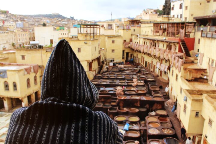 Curtidores tintes de Fez norte de Marruecos en chilaba - Instinto Mochilero