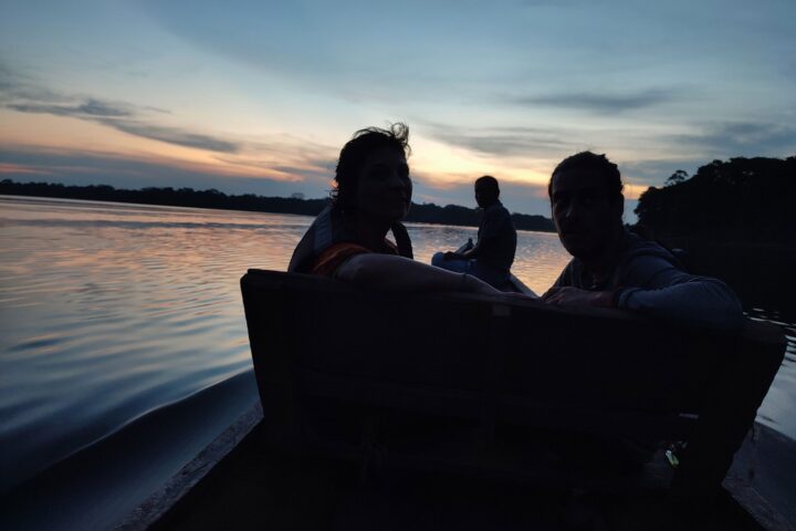 Atardecer con contrastes en bote por mitad del río Amazonas (Colombia) - Instinto Mochilero