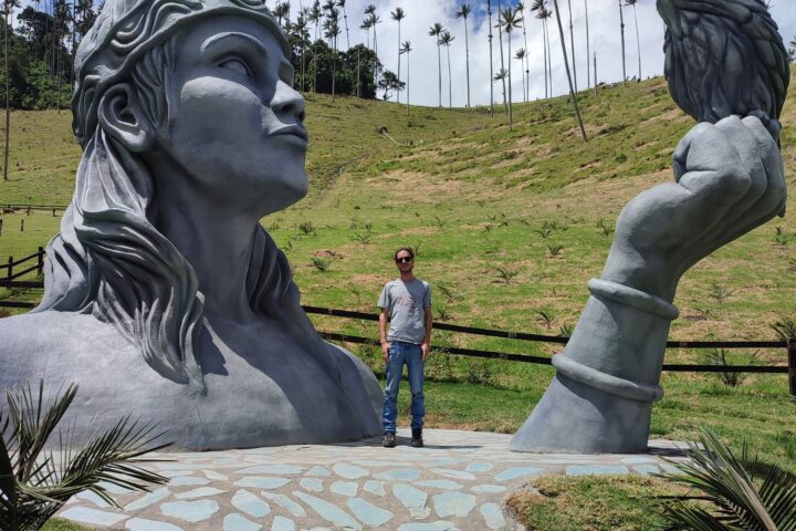 Estatua Valle del Cocora (Colombia) - Instinto Mochilero