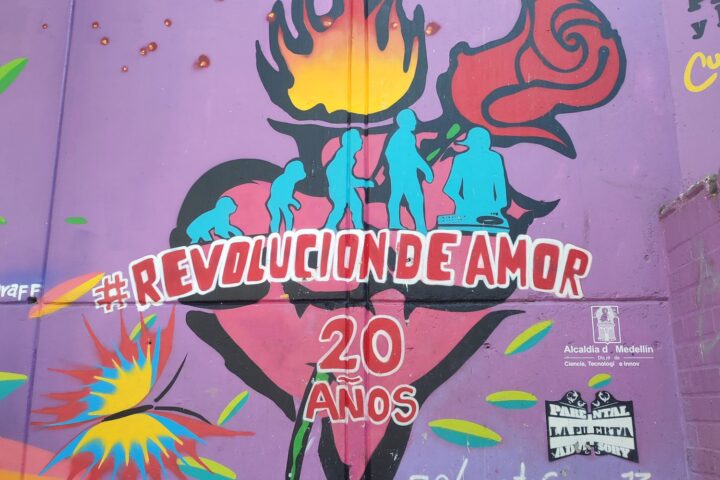 Grafiti Revolución de Amor, Comuna 13 (Colombia) - Instinto Mochilero