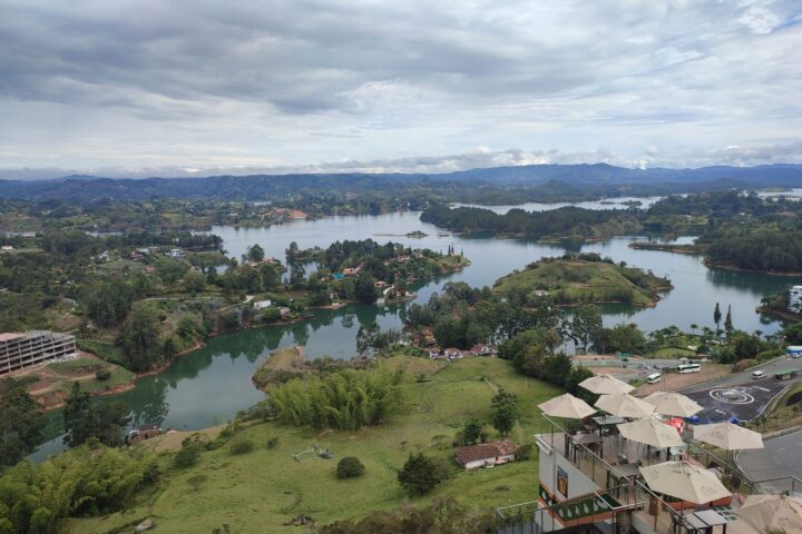 Vistas desde lo alto de la piedra del Peñol, Guatapé (Colombia) Instinto Mochilero