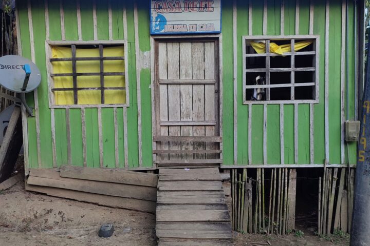 Iglesia en casa, Puerto Nariño, Amazonas (Colombia) - Instinto Mochilero