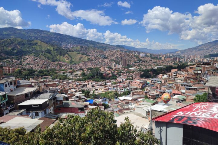 Panorámica en la Comuna 13, Medellín (Colombia) - Instinto Mochilero