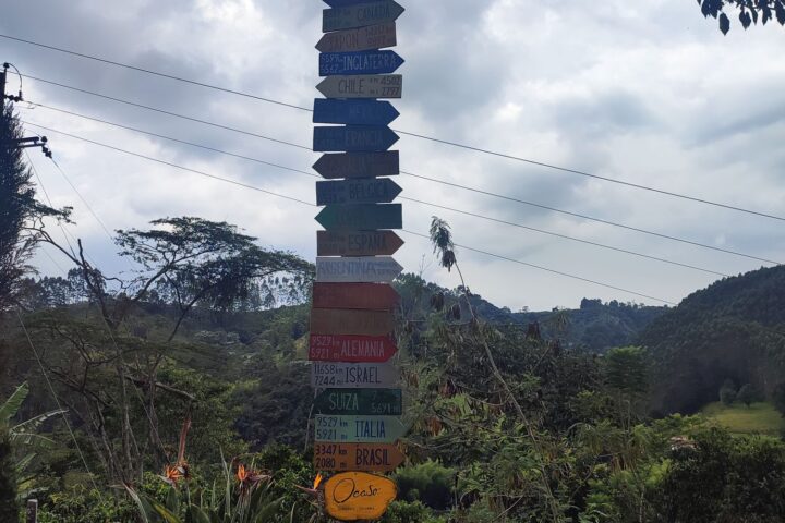 Cartel con mil destinos, Valle del Cocora (Colombia) - Instinto Mochilero