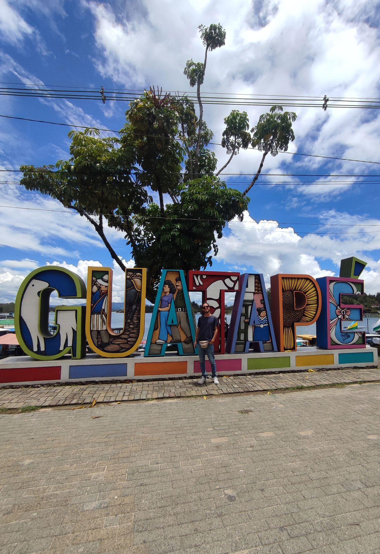 Cartel Guatapé, Medellín, (Colombia) - Instinto Mochilero