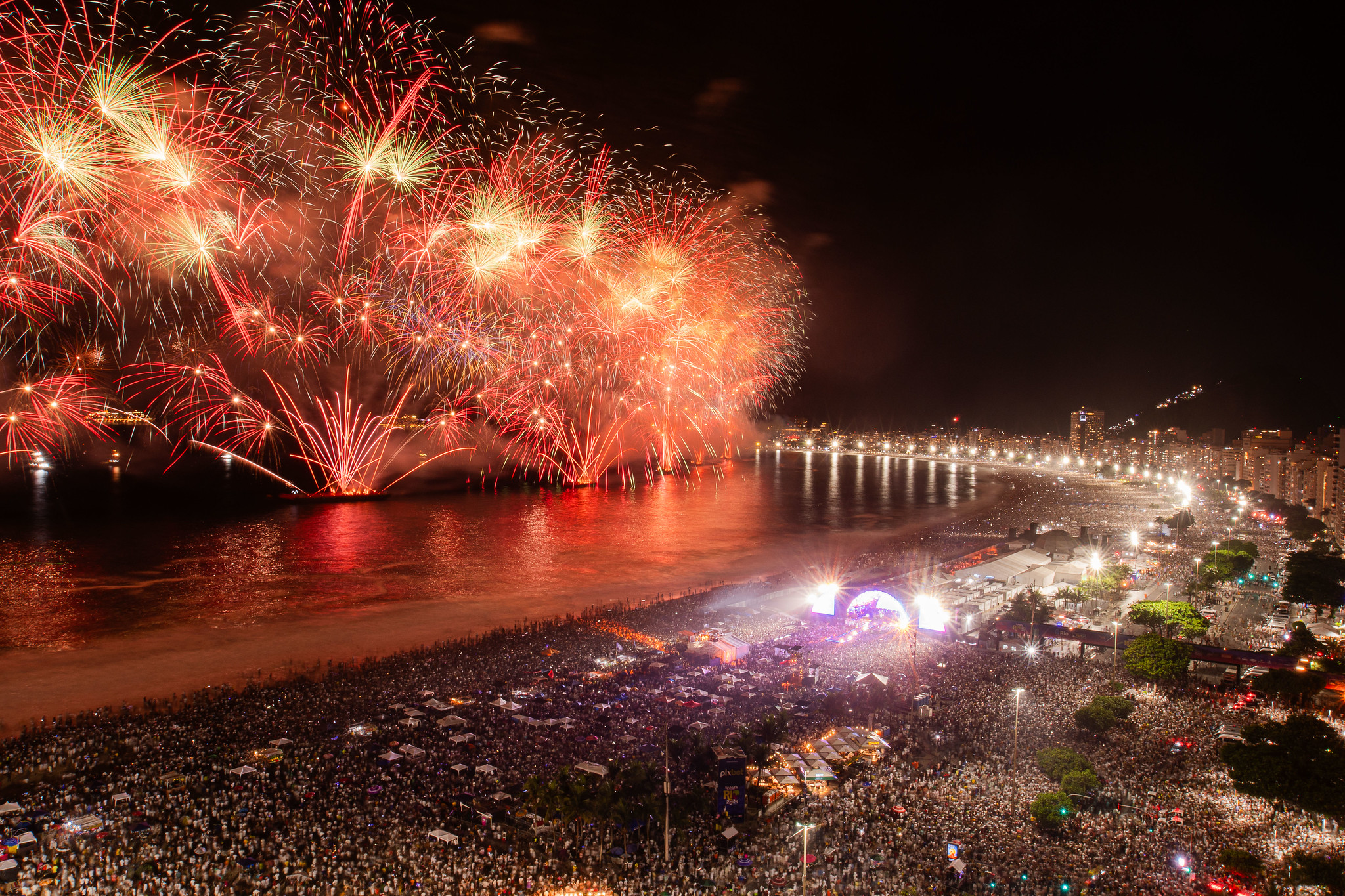 Nochevieja en Copacabana con fuegos artificiales